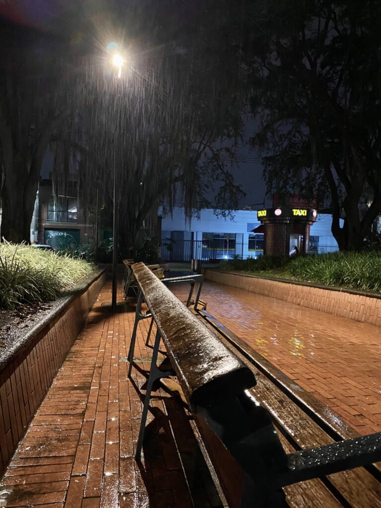 an image of a dark and lonely park bench in Medellin can be a scenario for why foreigners aren't safe in medellin.